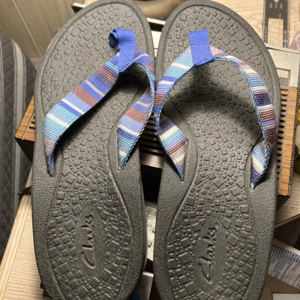 Clarks blue multi flip flops